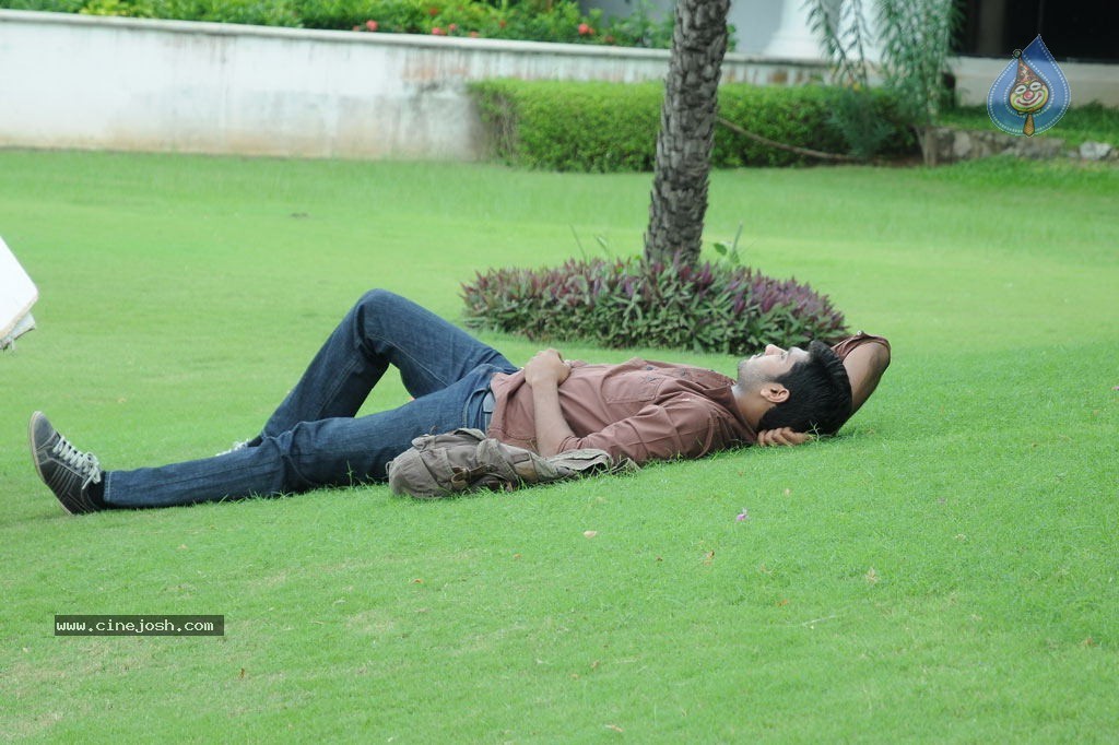 Mouna Guru Tamil Movie Stills - 1 / 33 photos
