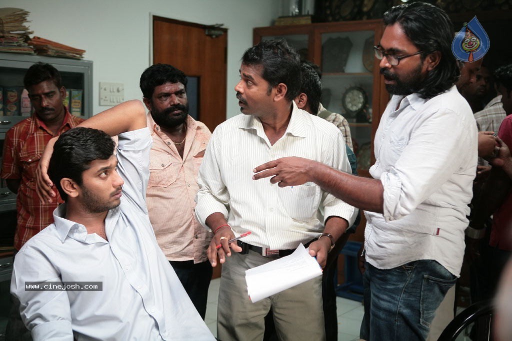 Mouna Guru Tamil Movie Stills - 2 / 33 photos