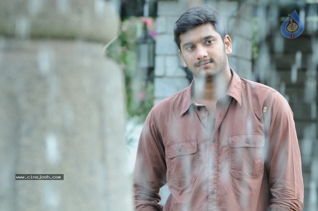 Mouna Guru Tamil Movie Stills - 17 / 33 photos