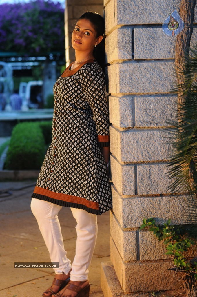 Mouna Guru Tamil Movie Stills - 19 / 33 photos