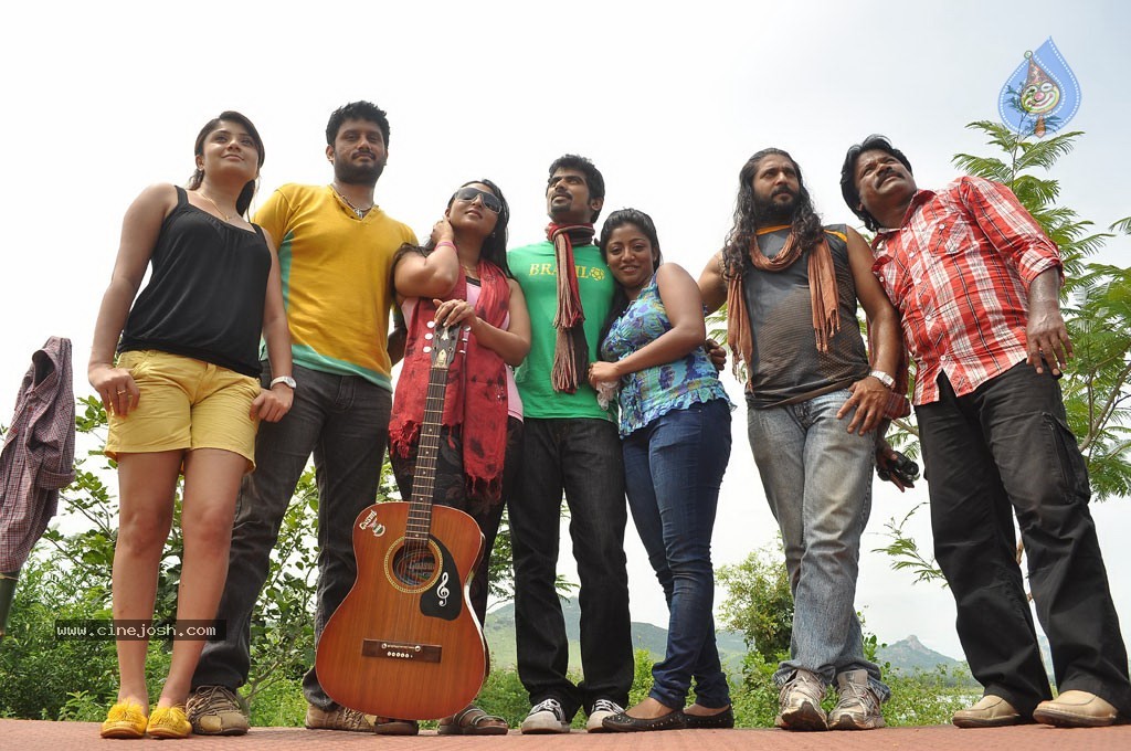 Mounamana Neram Tamil Movie New Stills - 4 / 51 photos