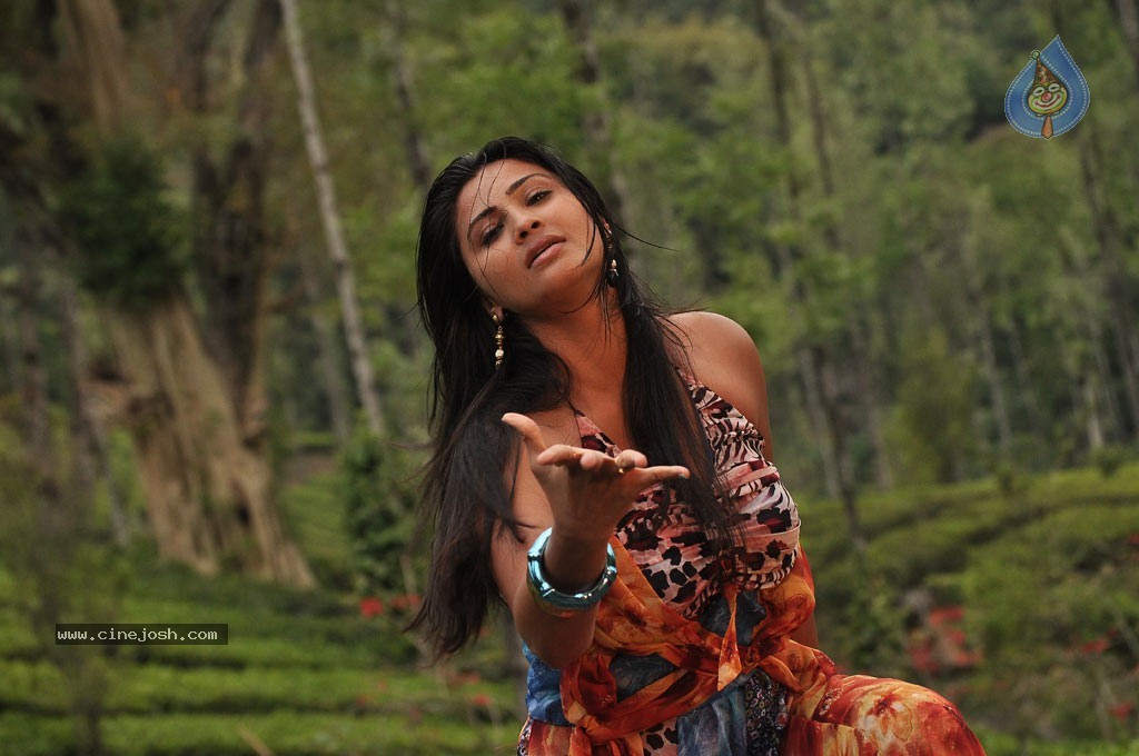 Mounamana Neram Tamil Movie New Stills - 21 / 51 photos