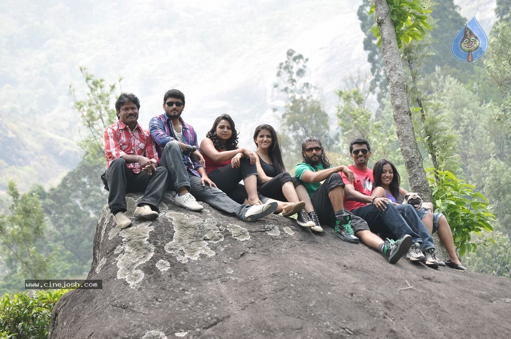 Mounamana Neram Tamil Movie New Stills - 25 / 51 photos
