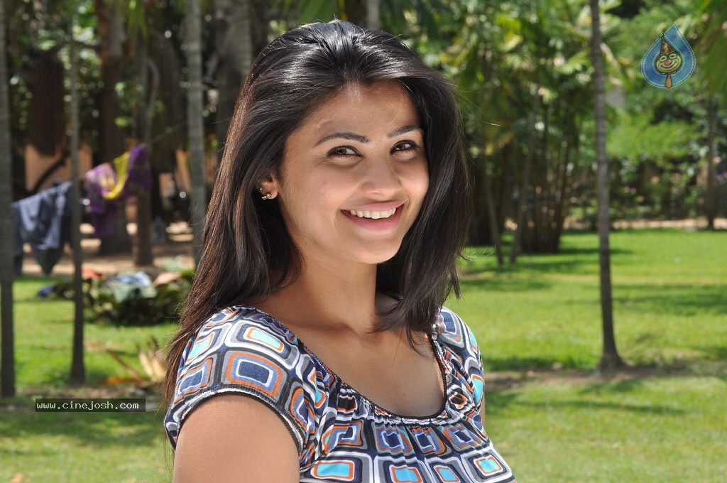 Mounamana Neram Tamil Movie New Stills - 46 / 51 photos
