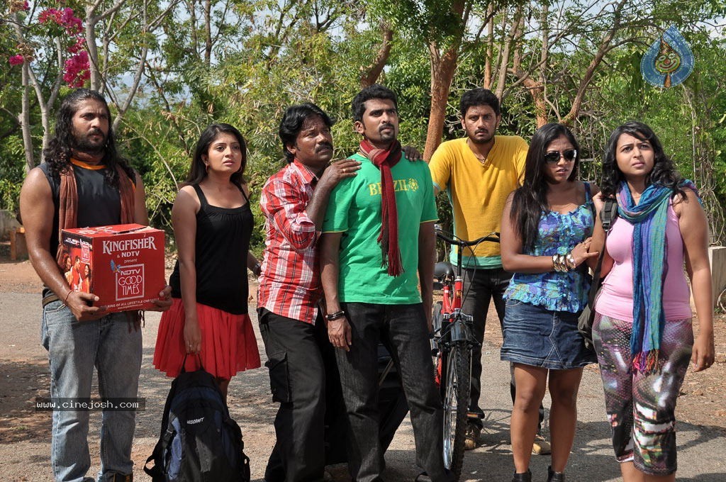 Mounamana Neram Tamil Movie Stills - 28 / 66 photos