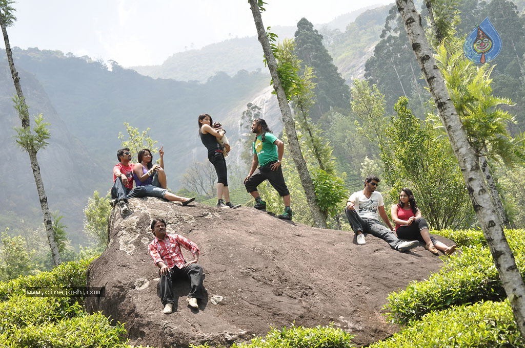 Mounamana Neram Tamil Movie Stills - 37 / 66 photos