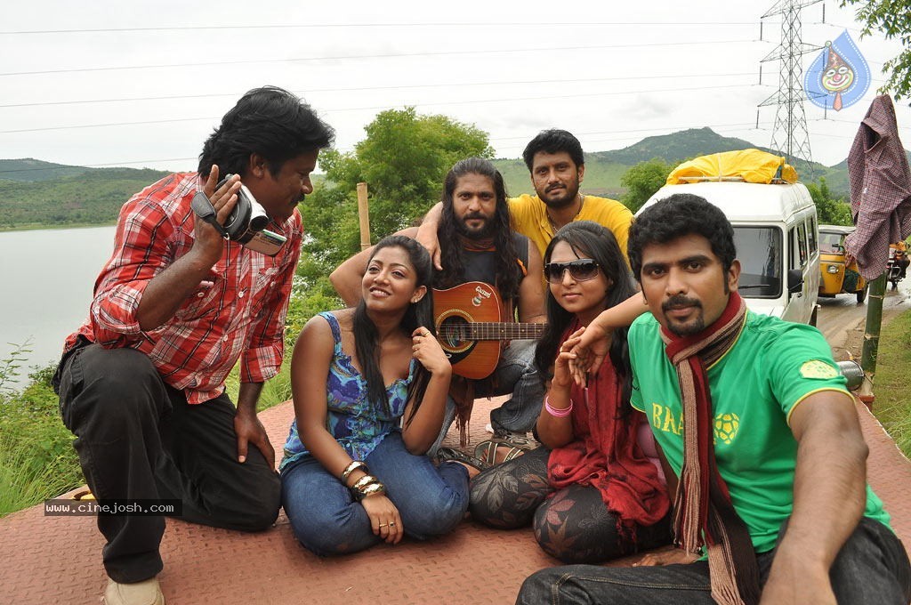 Mounamana Neram Tamil Movie Stills - 54 / 66 photos