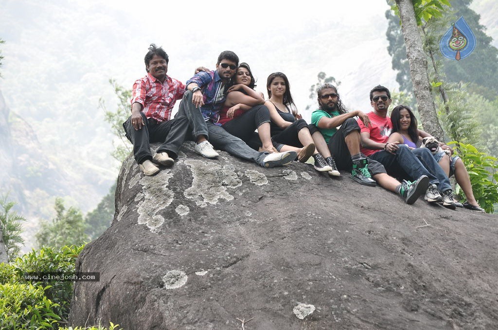Mounamana Neram Tamil Movie Stills - 65 / 66 photos