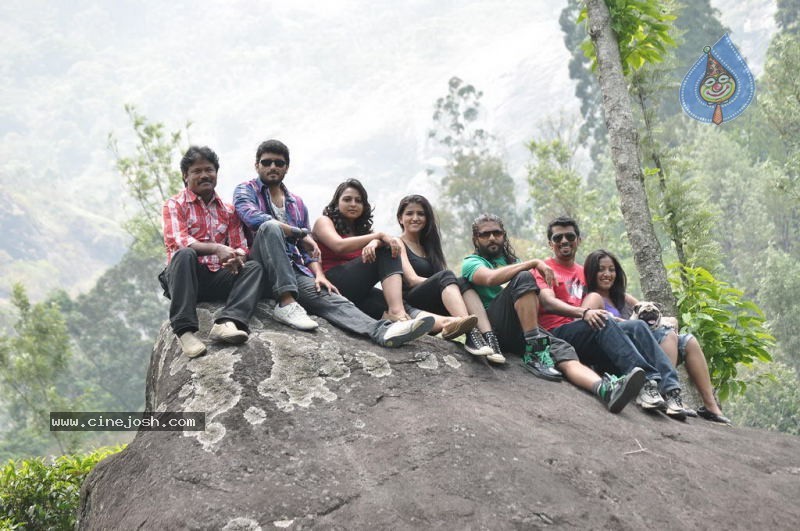 Mounamana Neram Tamil Movie Stills - 31 / 35 photos