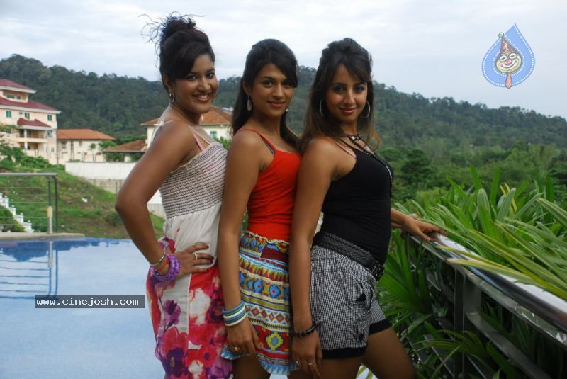 Mugguru Movie Stills - 26 / 42 photos