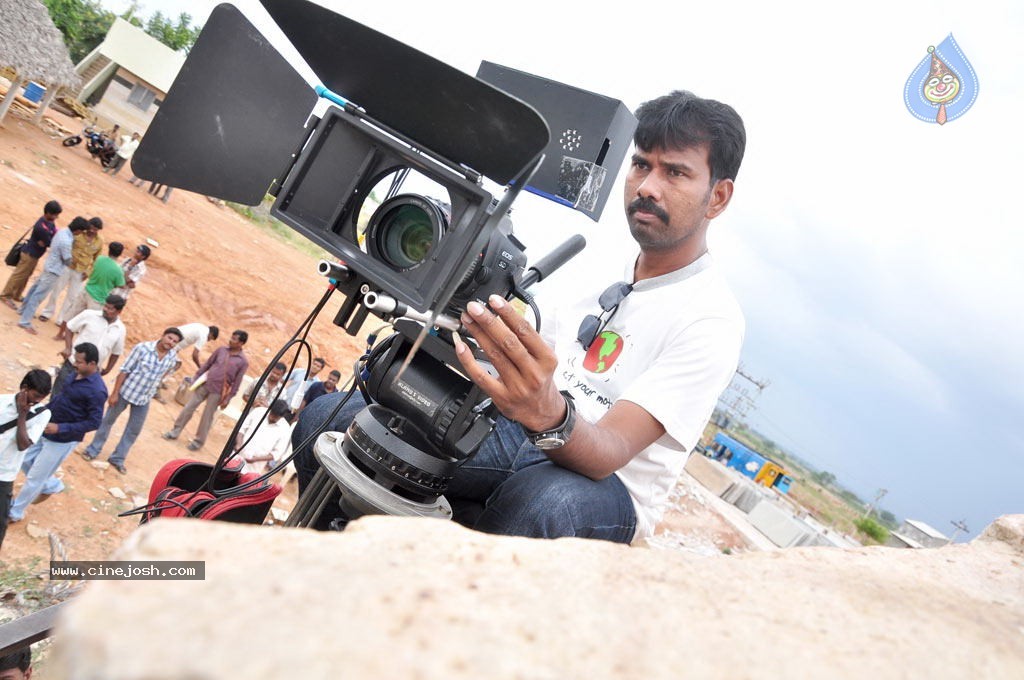 Muyal Tamil Movie Stills  - 36 / 94 photos