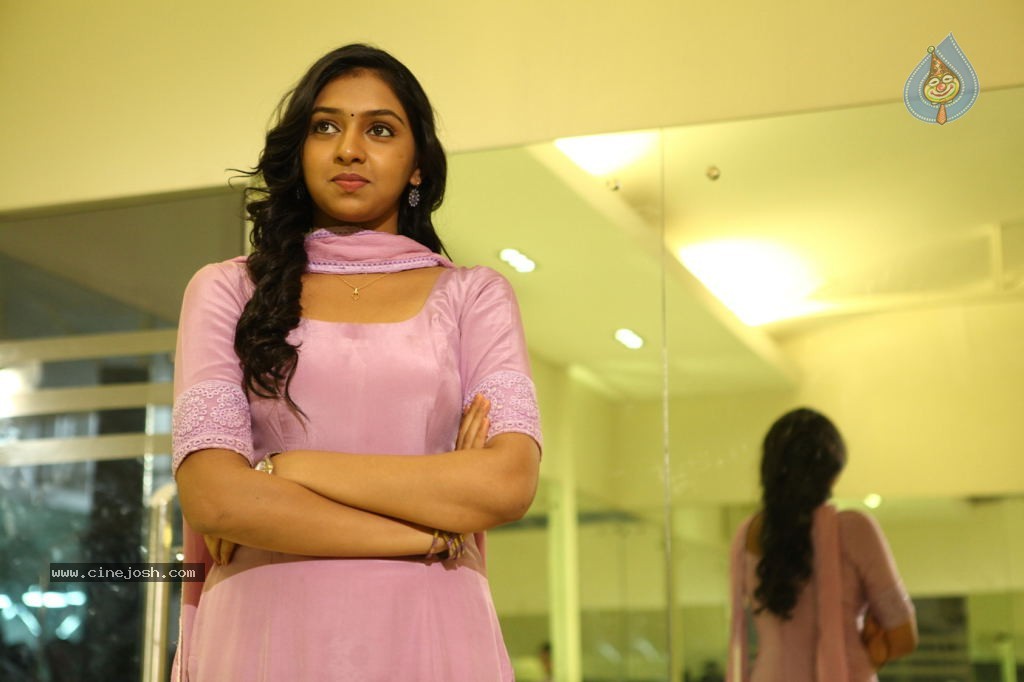 Naan Sigappu Manithan Tamil Movie New Stills - 3 / 33 photos