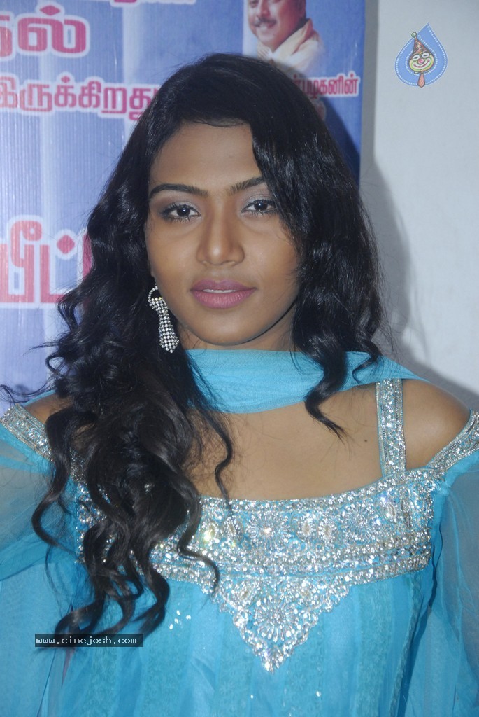 Nadhigal Nanaivathillai Tamil Movie Stills - 54 / 73 photos