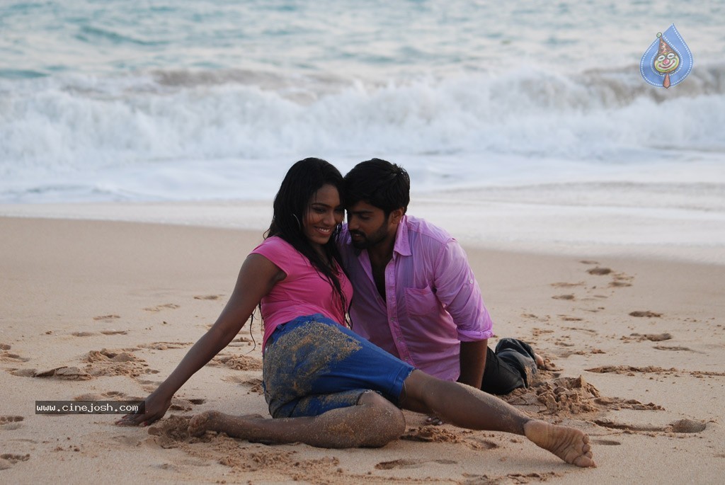 Nadhigal Nanaivathillai Tamil Movie Stills - 55 / 73 photos