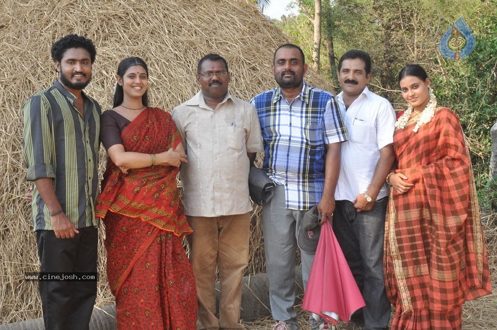 Nadodi Kkoottam Tamil Movie Hot Stills  - 2 / 31 photos