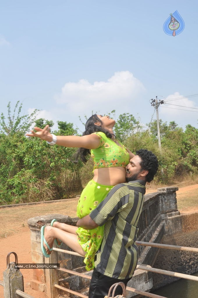 Nadodi Kkoottam Tamil Movie Hot Stills  - 5 / 31 photos