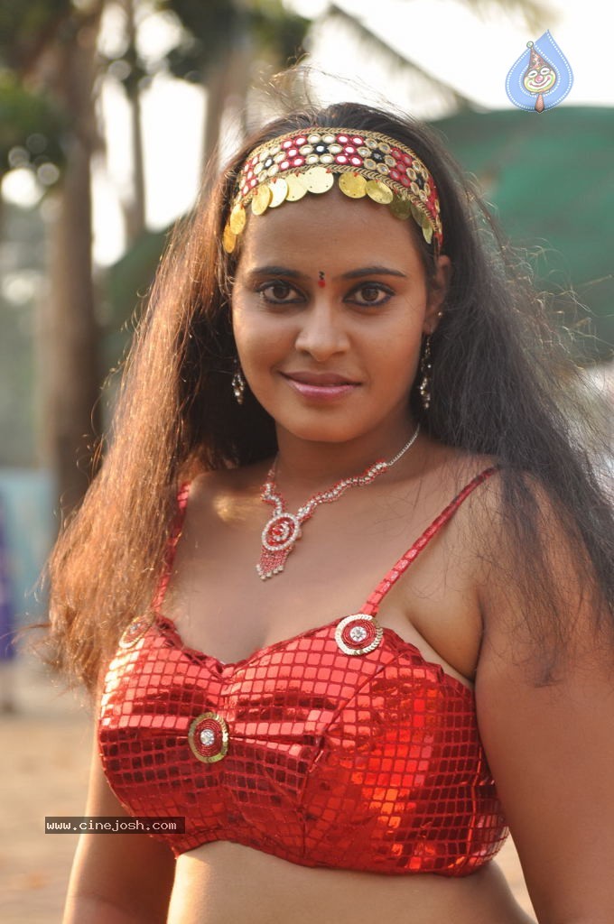 Nadodi Kkoottam Tamil Movie Hot Stills  - 6 / 31 photos