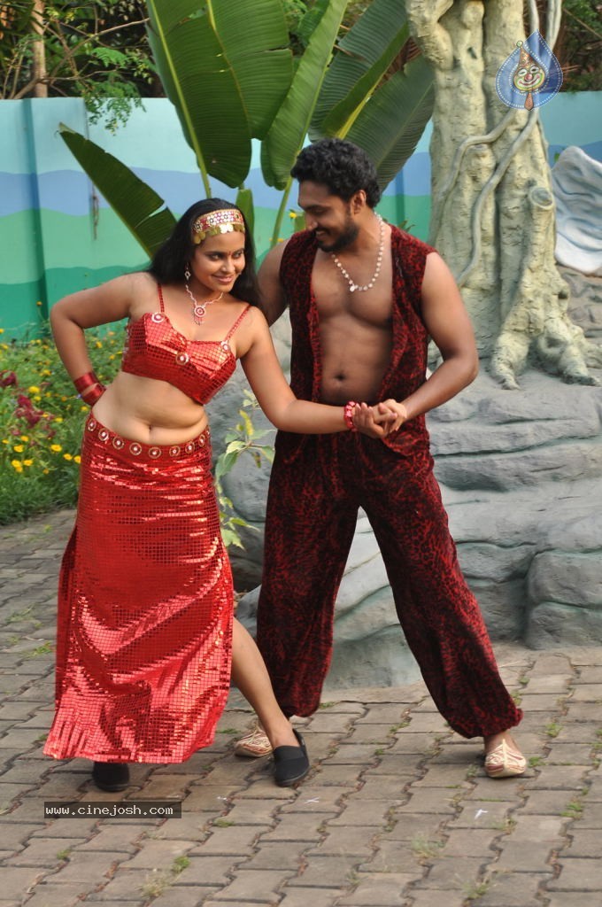 Nadodi Kkoottam Tamil Movie Hot Stills  - 7 / 31 photos