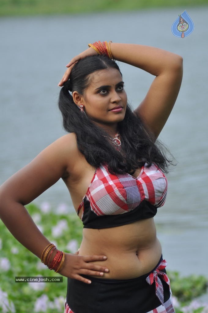 Nadodi Kkoottam Tamil Movie Hot Stills  - 9 / 31 photos