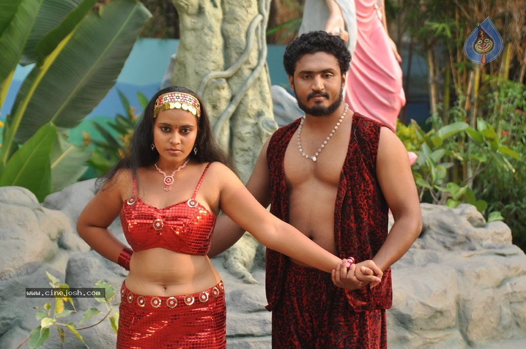 Nadodi Kkoottam Tamil Movie Hot Stills  - 10 / 31 photos