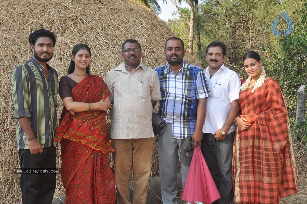 Nadodi Kkoottam Tamil Movie Hot Stills  - 16 / 31 photos