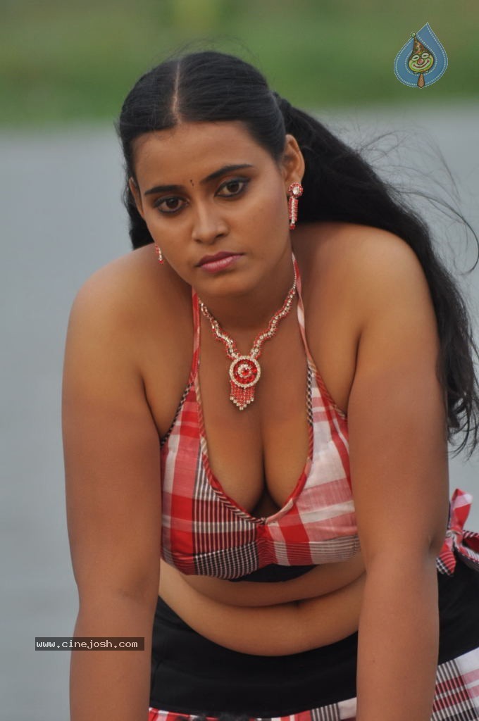 Nadodi Kkoottam Tamil Movie Hot Stills  - 17 / 31 photos