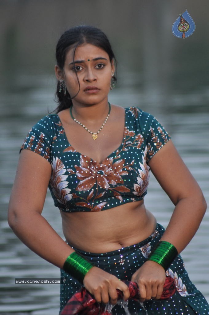 Nadodi Kkoottam Tamil Movie Hot Stills  - 20 / 31 photos