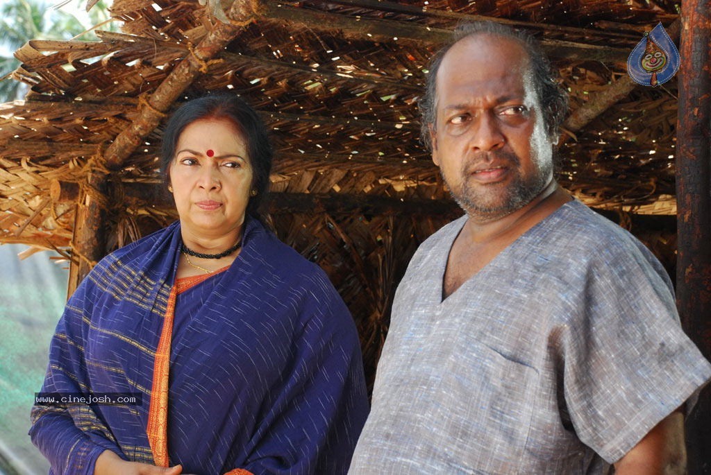Nadodi Kkoottam Tamil Movie Hot Stills  - 21 / 31 photos