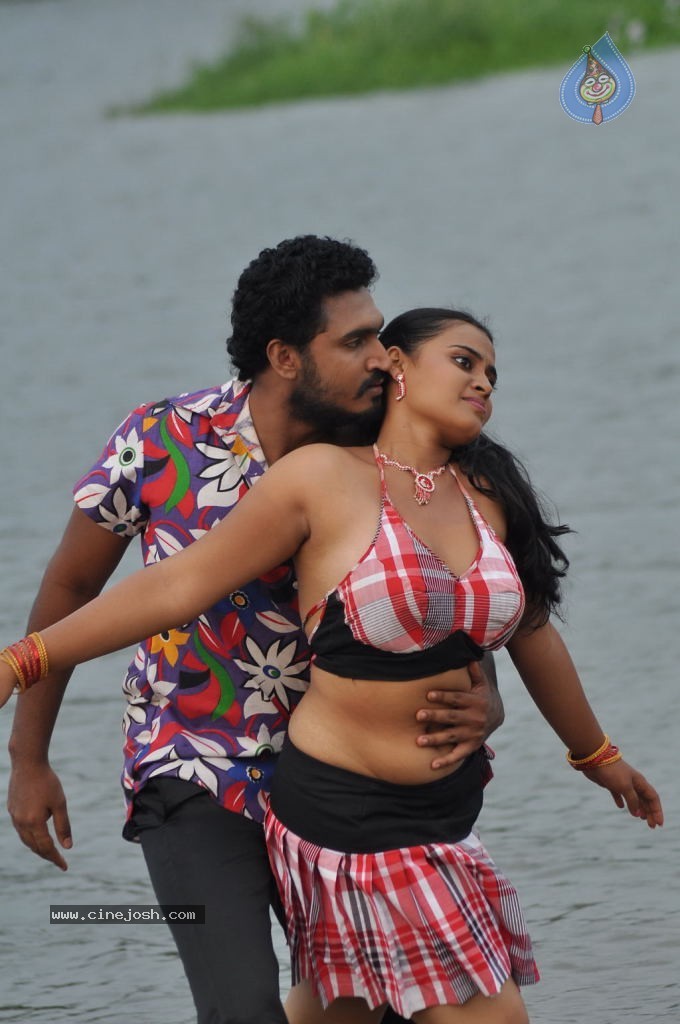 Nadodi Kkoottam Tamil Movie Hot Stills  - 22 / 31 photos