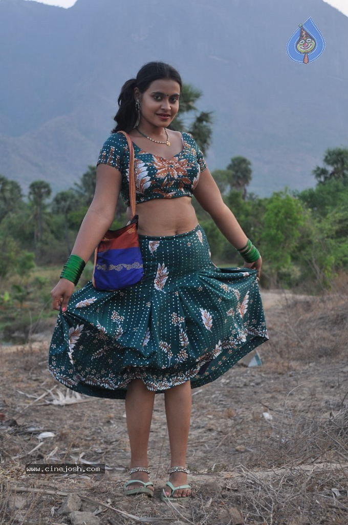 Nadodi Kkoottam Tamil Movie Hot Stills  - 26 / 31 photos