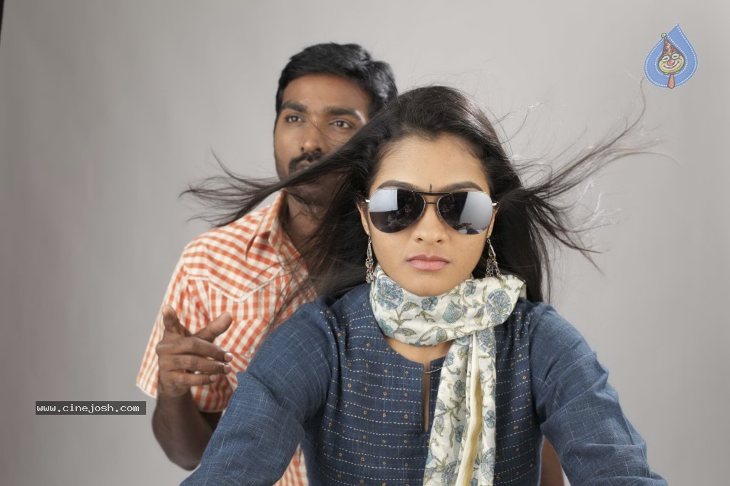 Naduvula Konjam Pakkatha Kaanom Tamil Movie Stills - 1 / 26 photos