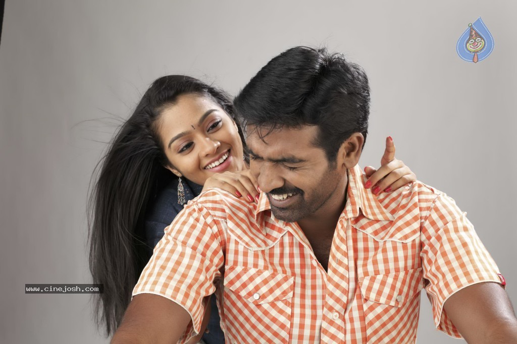 Naduvula Konjam Pakkatha Kaanom Tamil Movie Stills - 9 / 26 photos