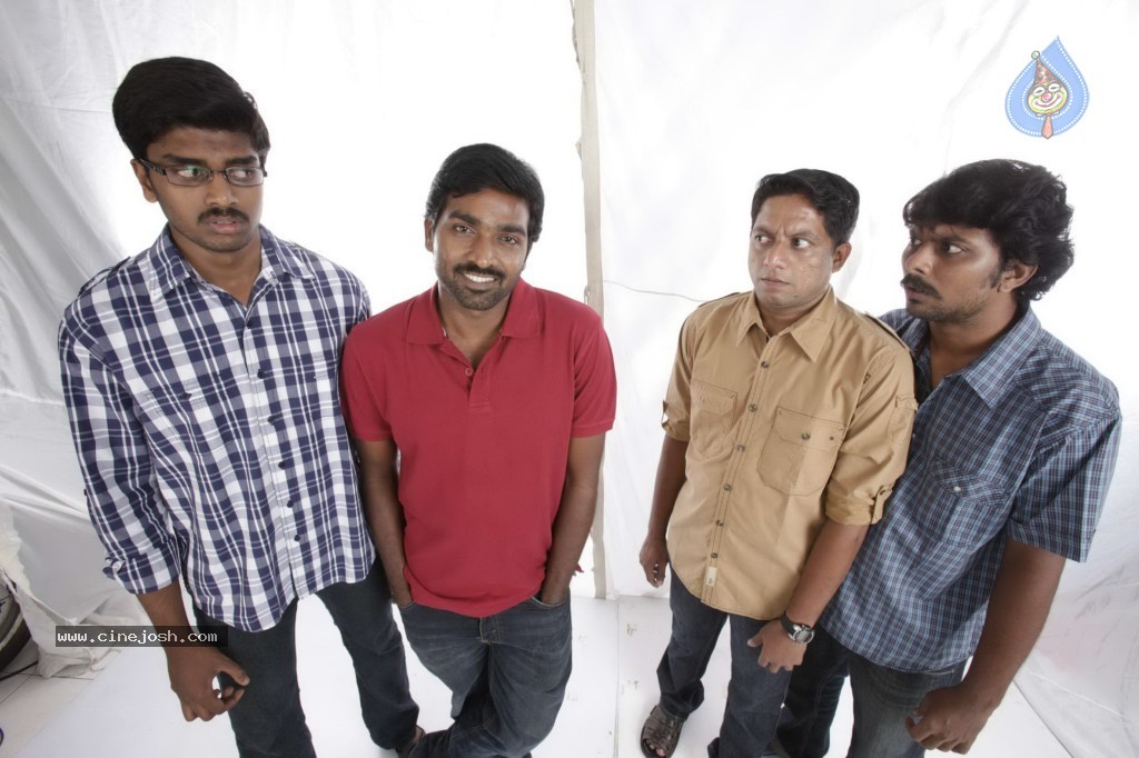 Naduvula Konjam Pakkatha Kaanom Tamil Movie Stills - 12 / 26 photos