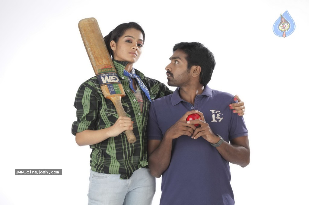 Naduvula Konjam Pakkatha Kaanom Tamil Movie Stills - 13 / 26 photos