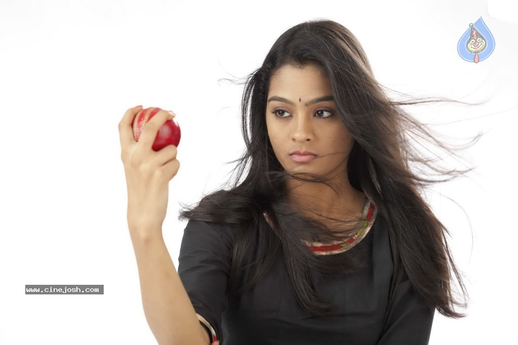 Naduvula Konjam Pakkatha Kaanom Tamil Movie Stills - 18 / 26 photos