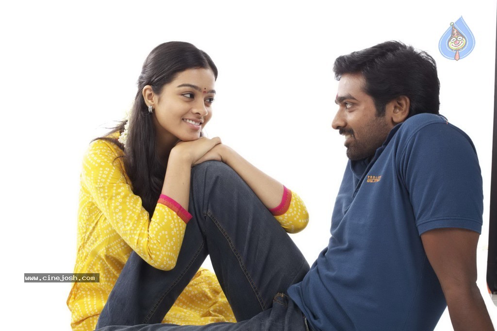 Naduvula Konjam Pakkatha Kaanom Tamil Movie Stills - 20 / 26 photos