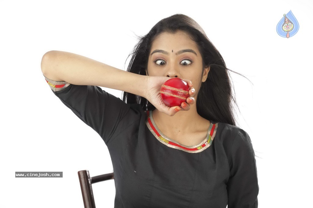 Naduvula Konjam Pakkatha Kaanom Tamil Movie Stills - 21 / 26 photos