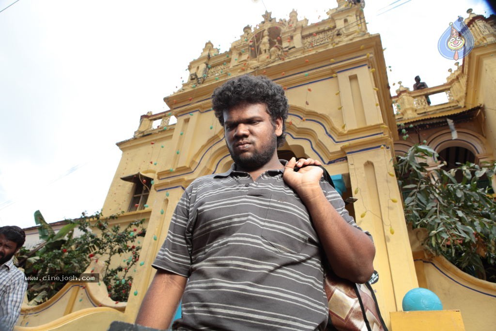 Naluguru Snehitula Katha Movie Stills - 26 / 43 photos
