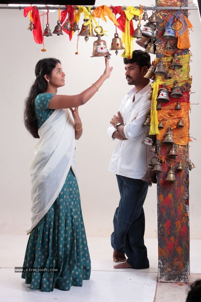 Naluguru Snehitula Katha Movie Stills - 42 / 43 photos