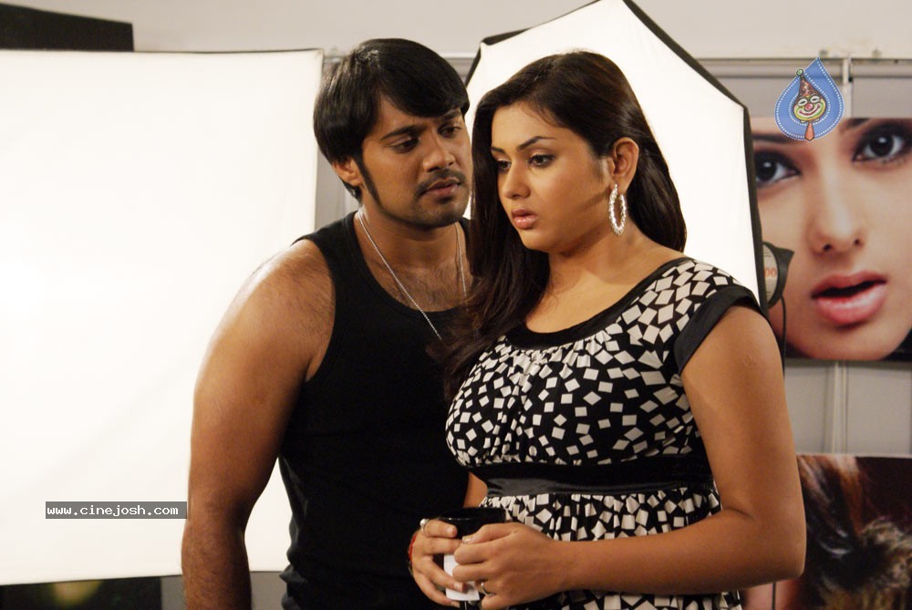 Namitha Hot Stills In Iddaru Monagallu - 46 / 195 photos