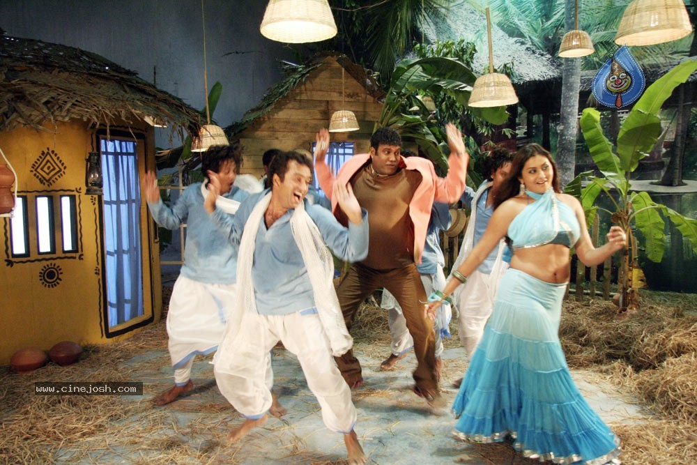 Namitha Hot Stills In Iddaru Monagallu - 67 / 195 photos