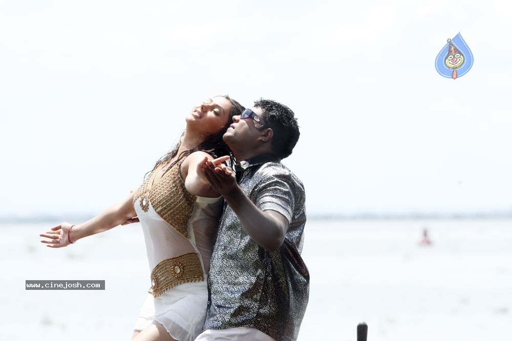 Namitha Hot Stills In Iddaru Monagallu - 164 / 195 photos