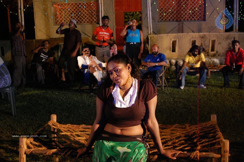 Nandhavana Kiliye Tamil Movie Stills - 40 / 44 photos