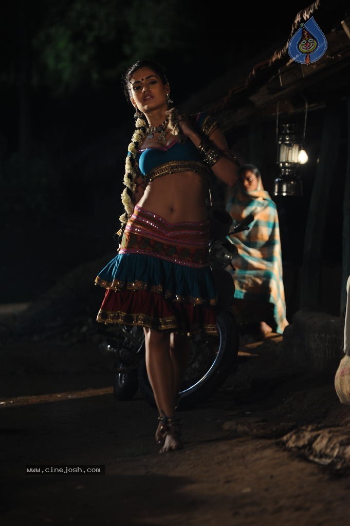 Nathalia Kaur Stills in Dalam Movie - 12 / 17 photos