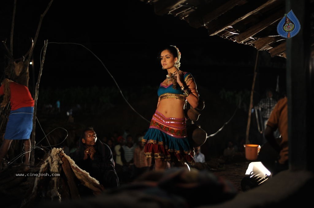 Nathalia Kaur Stills in Dalam Movie - 13 / 17 photos