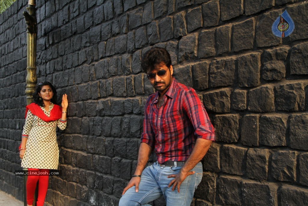 Naveena Saraswathi Sabatham Tamil Movie Stills - 41 / 59 photos