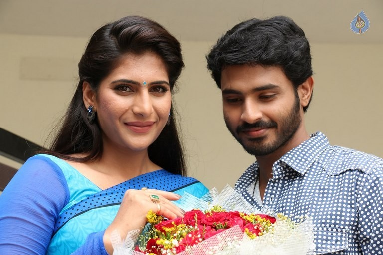 Nee Enna Maayam Seithai Tamil Film Photos - 12 / 38 photos