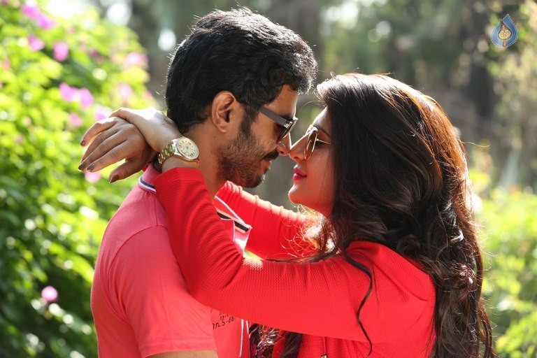 Nee Enna Maayam Seithai Tamil Film Photos - 19 / 38 photos