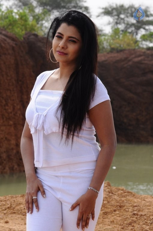 Nee Enna Maayam Seithai Tamil Film Photos - 24 / 38 photos