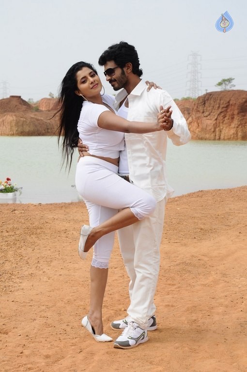 Nee Enna Maayam Seithai Tamil Film Photos - 25 / 38 photos